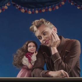 Miley Cyrus teledyskiem "Younger Now" nawiązuje do poprzednich swoich klipów!