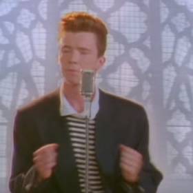 Foo Fighters zaskoczyło na scenie! Nagle na scenie pojawił się Rick Astley!