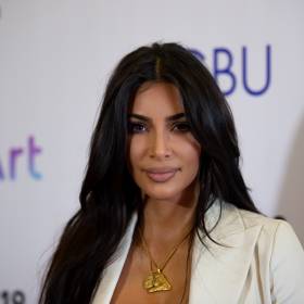 Kim Kardashian w srebrnym bikini i natapirowanych włosach. To jej nowa kampania reklamowa [ZDJĘCIA]