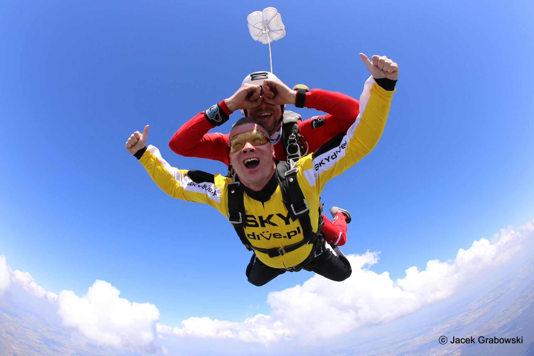 Skok spadochronowy w tandemie – atrakcja nie z tej ziemi!