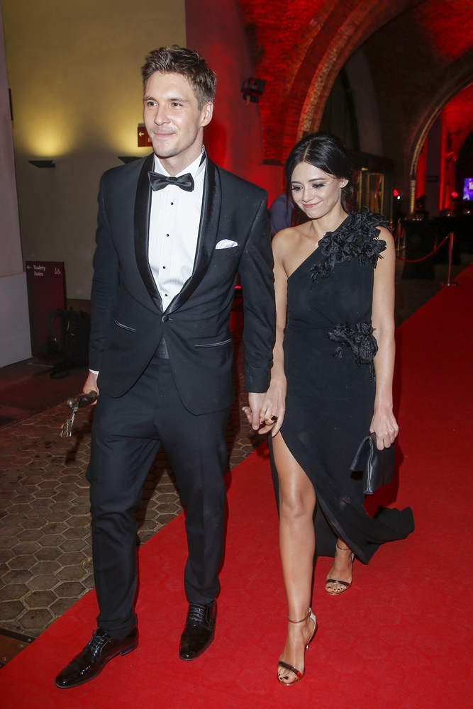 Mikołaj Roznerski dostał Telekamerę. Na scenie w romantyczny sposób zwrócił się do Adriany Kalskiej