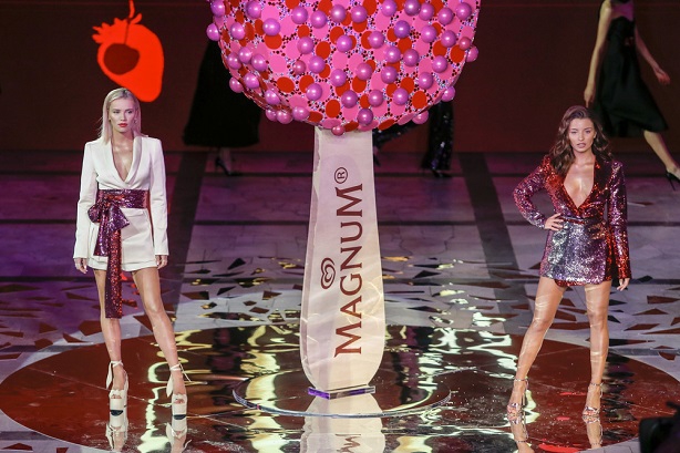 Julia Wieniawa i Baron po raz pierwszy razem na imprezie! Kto jeszcze pojawił się na Magnum Fashion Show? 