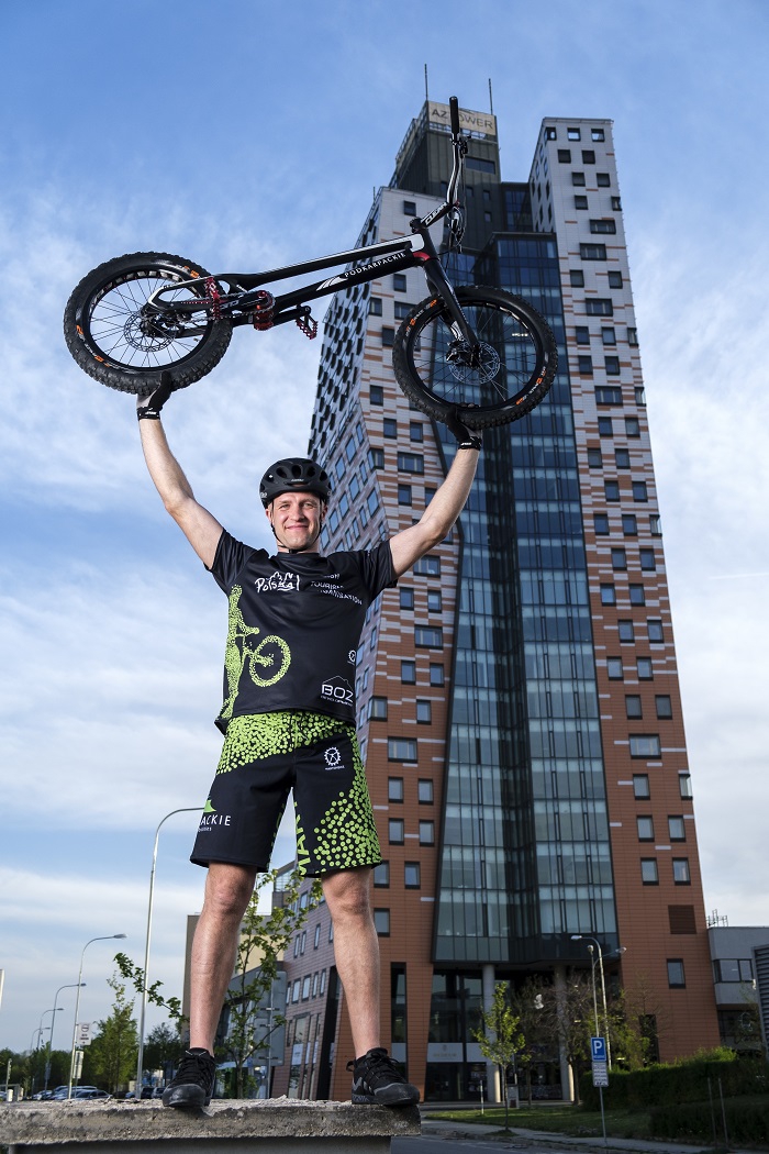 W 8 minut i 55 sekund zdobył na rowerze najwyższy budynek w Czechach. Rekordowy wynik Polaka!                            