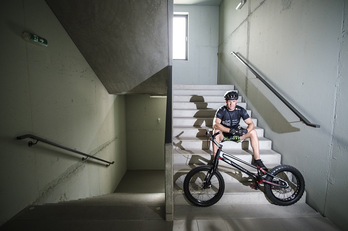 W 8 minut i 55 sekund zdobył na rowerze najwyższy budynek w Czechach. Rekordowy wynik Polaka!                            