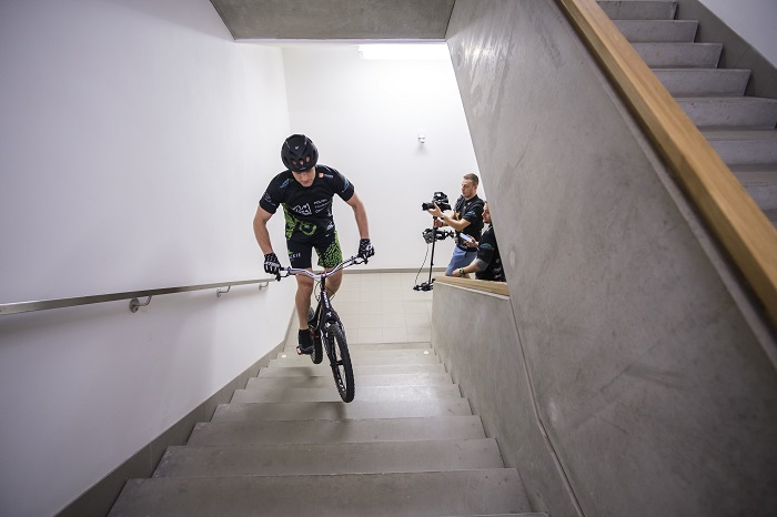 W 8 minut i 55 sekund zdobył na rowerze najwyższy budynek w Czechach. Rekordowy wynik Polaka!                            