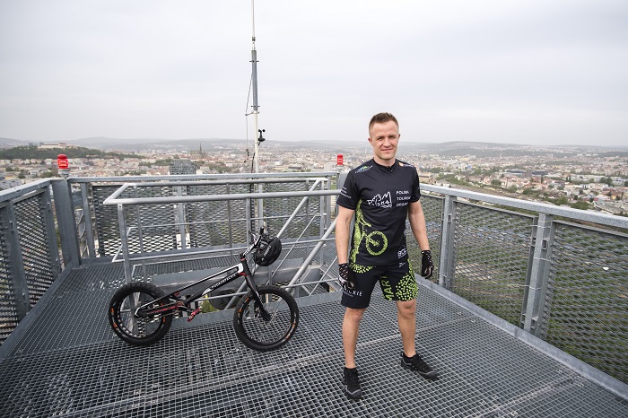 W 8 minut i 55 sekund zdobył na rowerze najwyższy budynek w Czechach. Rekordowy wynik Polaka!                            