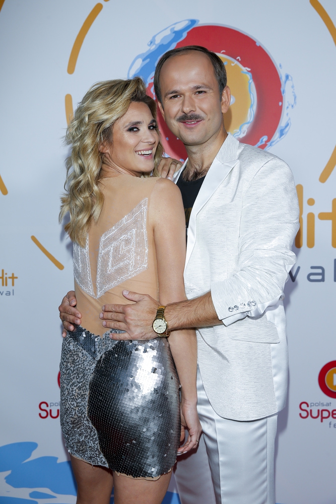 Kajra w odważnej i efektownej stylizacji! Żona Sławomira wzbudziła swoją kreacją spore emocje