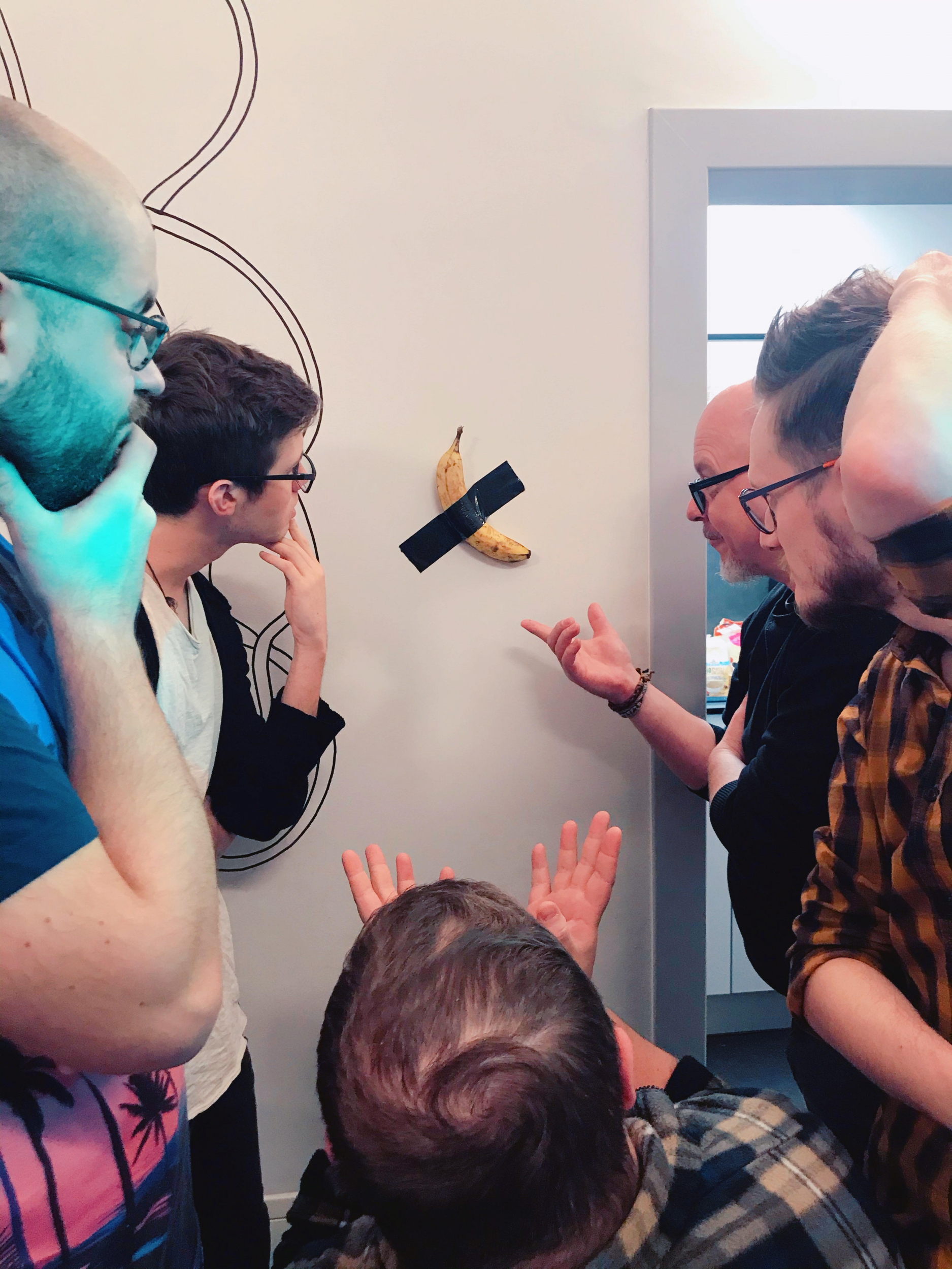 Niezwykłe dzieło. Banan przyklejony do ściany wyceniony na... 120 tys. dolarów