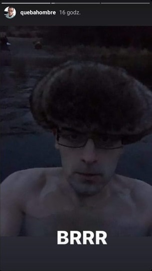 Quebonafide pozbył się niebieskiej koszulki i odsłonił tors. Wszystkie tatuaże zniknęły