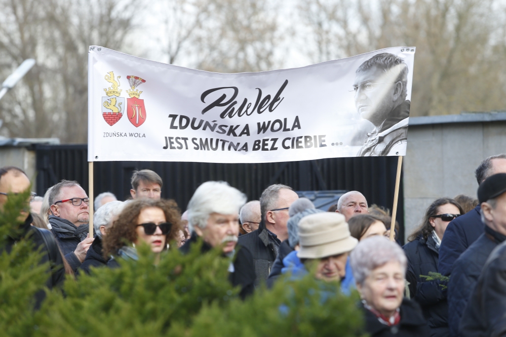 Ostatnie pożegnanie Pawła Królikowskiego. Rodzina i gwiazdy na pogrzebie aktora