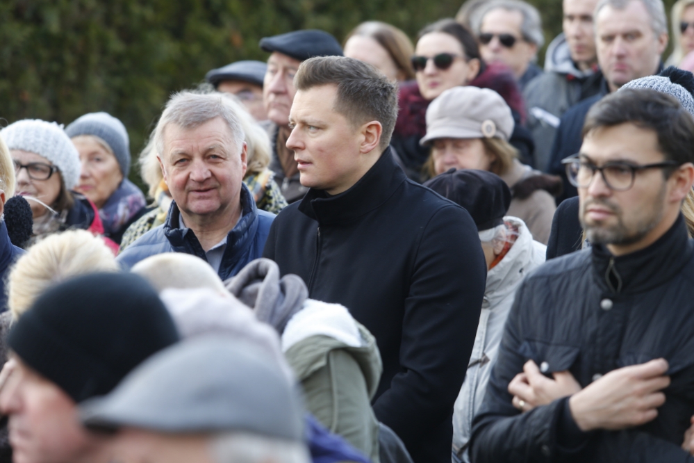 Ostatnie pożegnanie Pawła Królikowskiego. Rodzina i gwiazdy na pogrzebie aktora