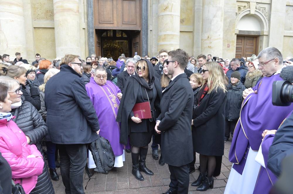 Ostatnie pożegnanie Pawła Królikowskiego. Rodzina i gwiazdy na pogrzebie aktora