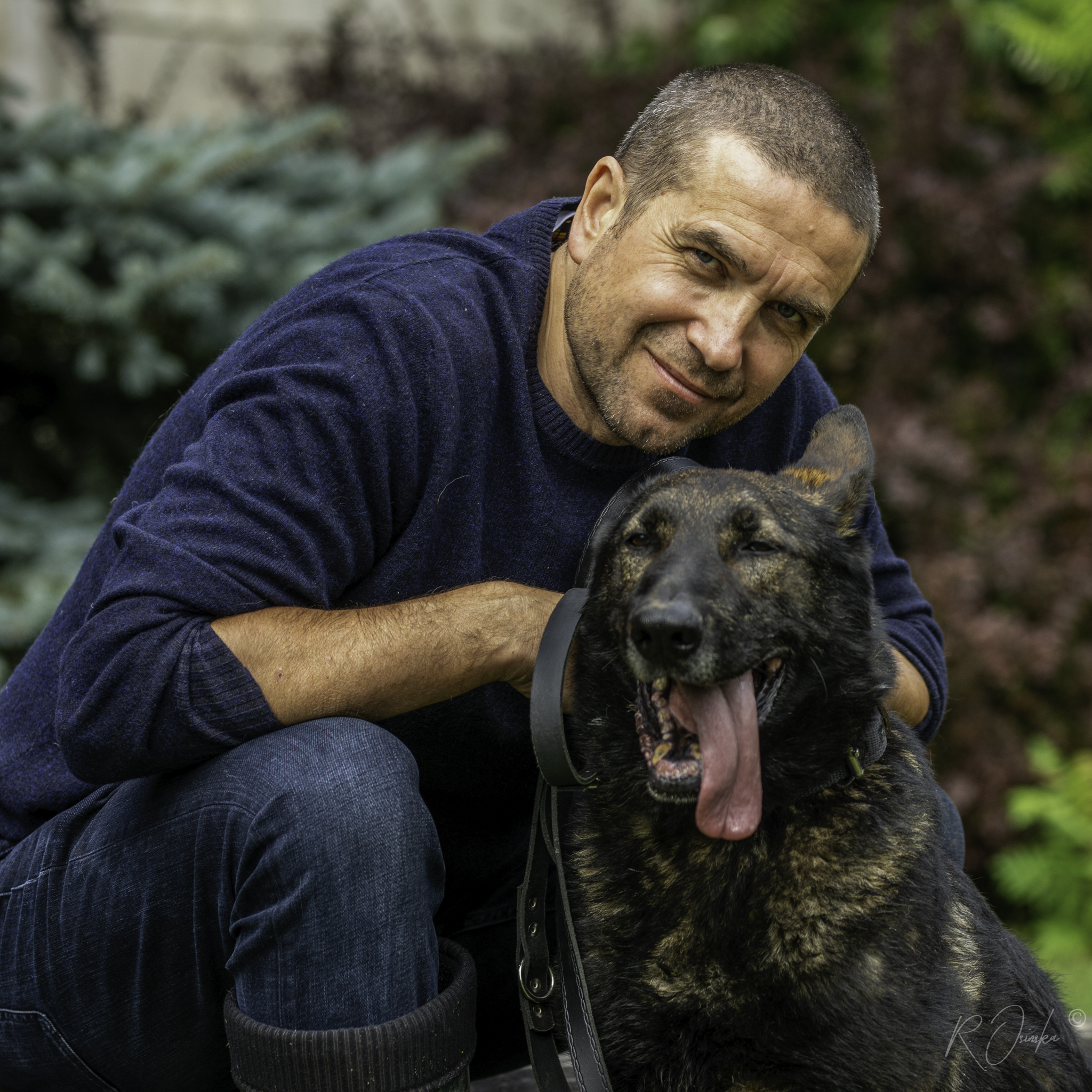 Marcin Dorociński odwiedza psi "Zakątek Weteranów". Aktor zachęca do wsparcia wyjątkowej inicjatywy                                                           