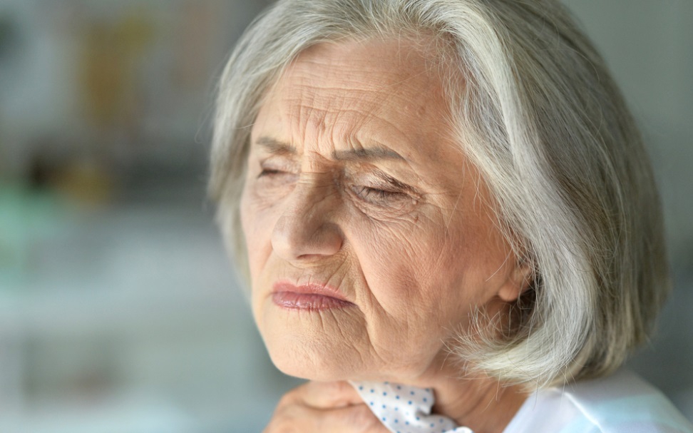 Co może być przyczyną suchości w gardle?