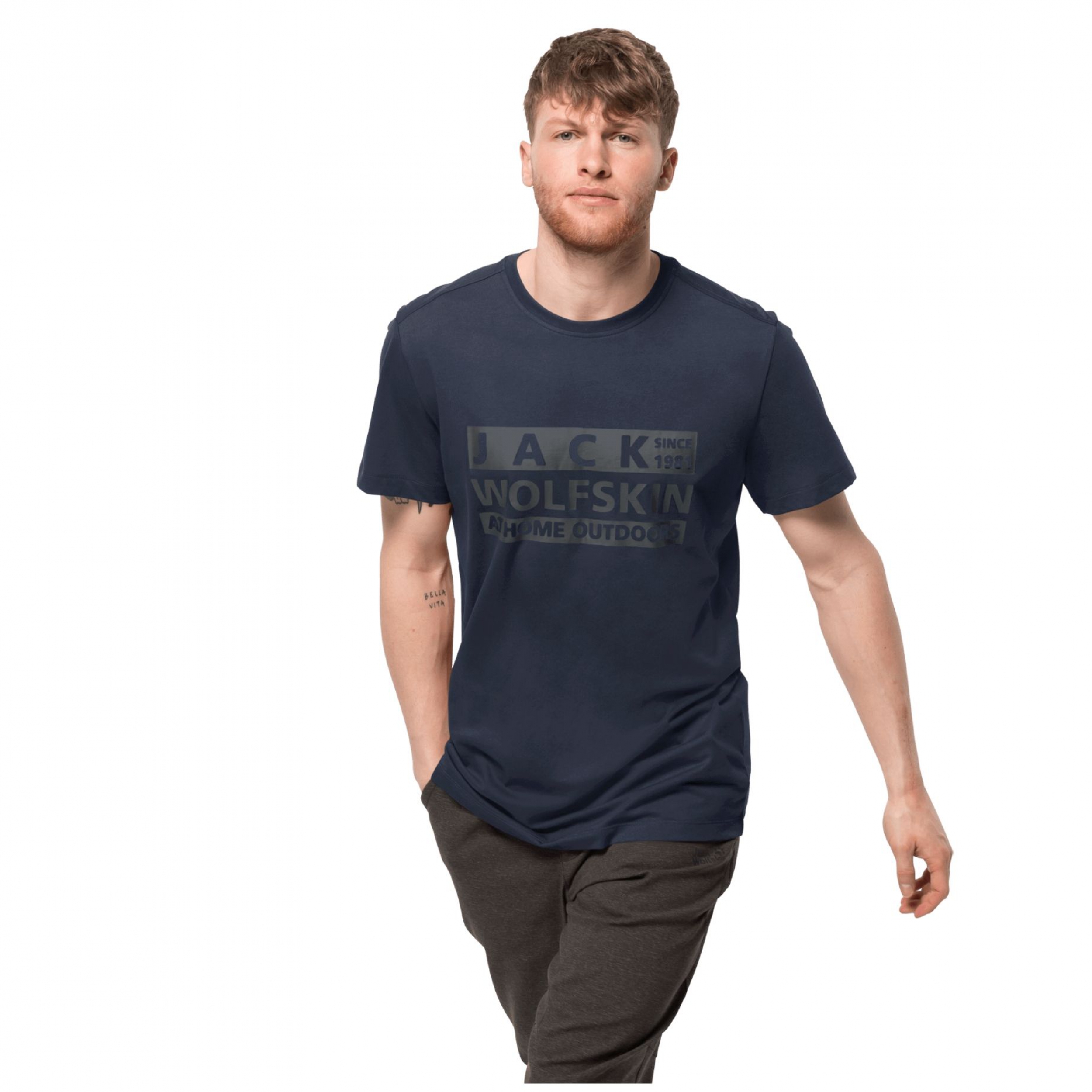 Jakie są rodzaje koszulek męskich oraz czym się kierować przy wyborze?