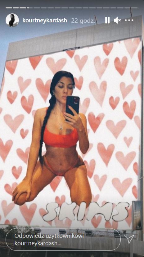 Skąpo odziana Kourtney Kardashian wbiła szpilę siostrom! Przerobiła zdjęcie, bo nie zaprosiły jej do wspólnej sesji fotograficznej