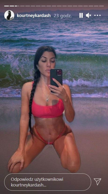 Skąpo odziana Kourtney Kardashian wbiła szpilę siostrom! Przerobiła zdjęcie, bo nie zaprosiły jej do wspólnej sesji fotograficznej