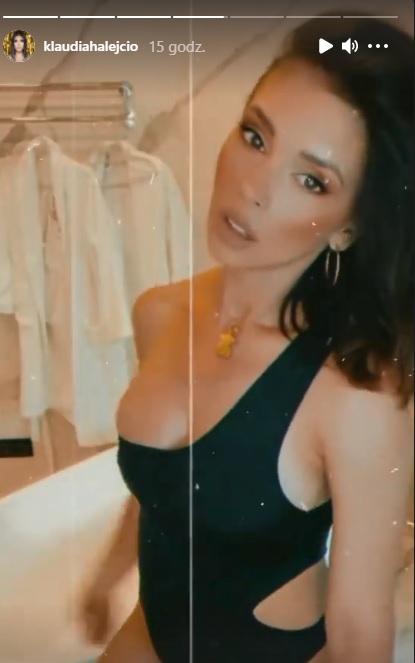 Klaudia Halejcio dwa miesiące po porodzie ubrała strój kąpielowy. Tak aktorka stanęła przed obiektywem! [ZDJĘCIA]