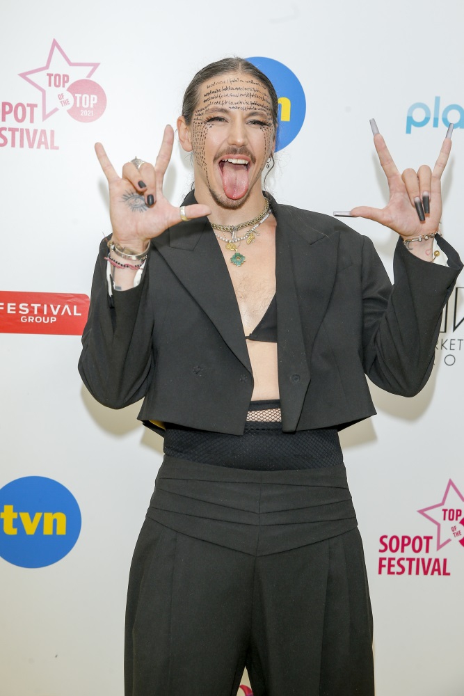 Michał Szpak wystąpił na scenie w biustonoszu i szpilkach. To jego manifest [ZDJĘCIA]