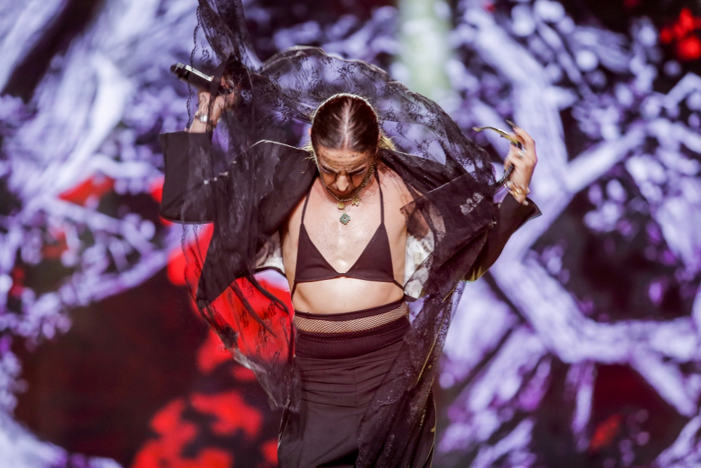 Michał Szpak wystąpił na scenie w biustonoszu i szpilkach. To jego manifest [ZDJĘCIA]