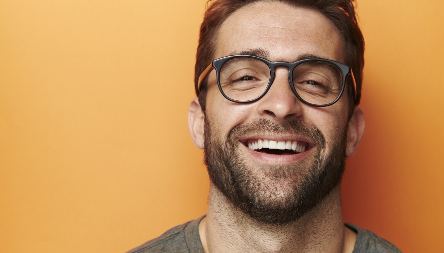 10 sygnałów, które świadczą o tym, że mu się podobasz. Nie przegap ich!