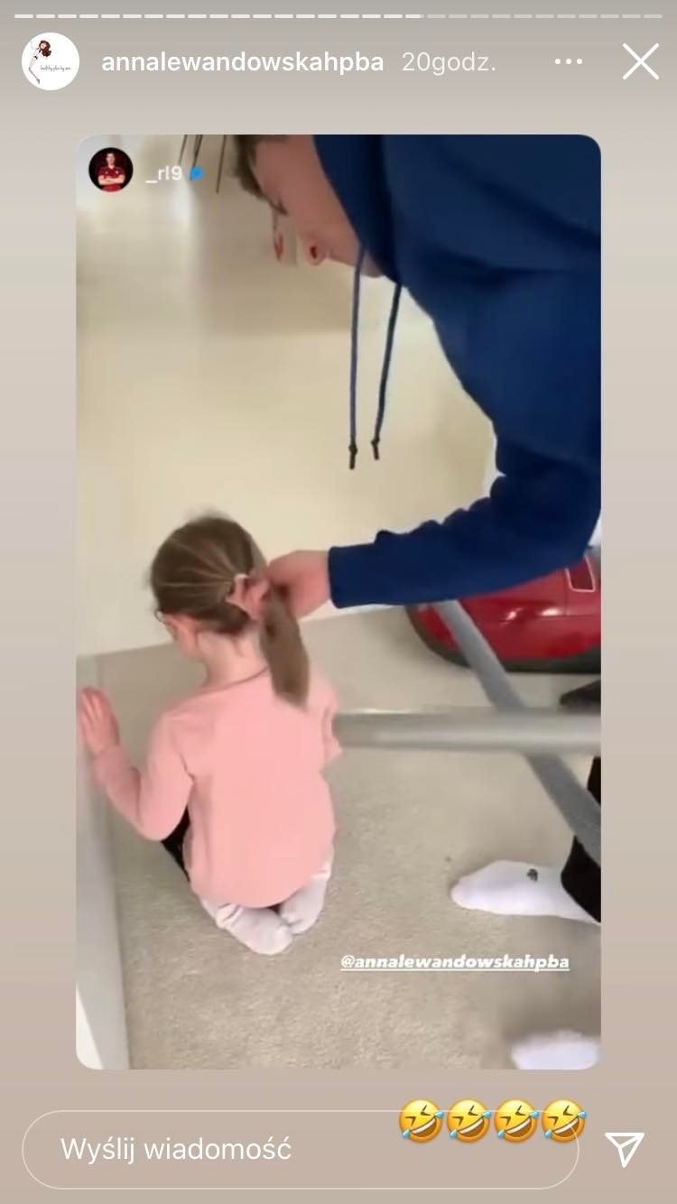 Anna Lewandowska pokazała twarz córki. Zareagowała na wideo, na którym Robert Lewandowski wiąże Klarze włosy za pomocą odkurzacza