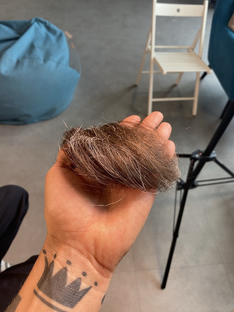 Tupecik Antoniego Pawlickiego. Zobacz, jak poradził sobie z łysiną na planie serialu! [FOTO]