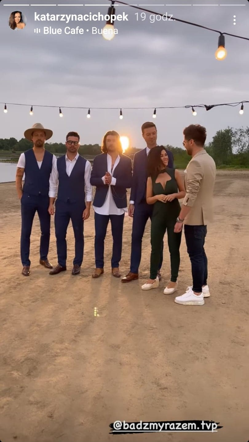 Kasia Cichopek kusi dekoltem na plaży. Jej strój nie pozostawia wiele wyobraźni [FOTO]