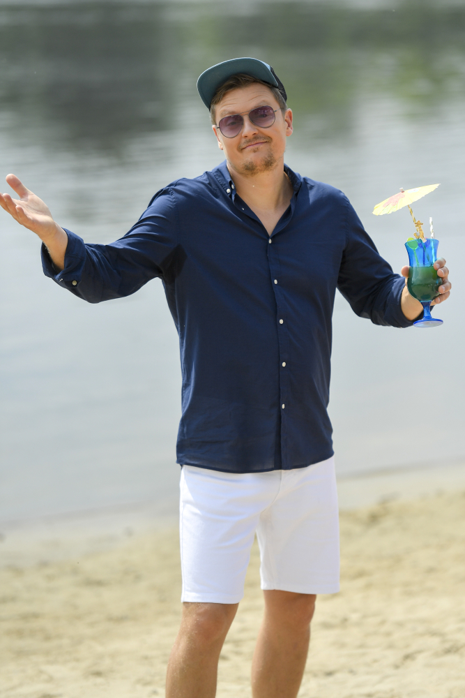 Rafał Brzozowski nie przypomina samego siebie. Fani są w szoku. Wokalista zaskoczył metamorfozą [ZDJĘCIA]