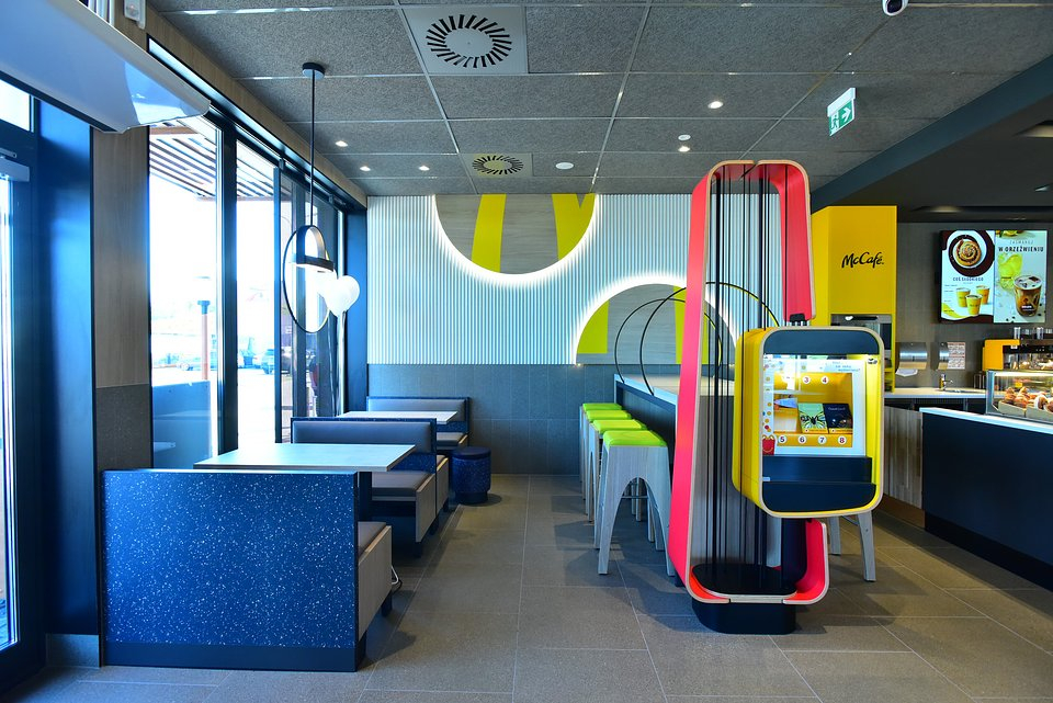 To była pierwsza restauracja McDonald's w Polsce. Na otwarciu były ogromne kolejki [FOTO]