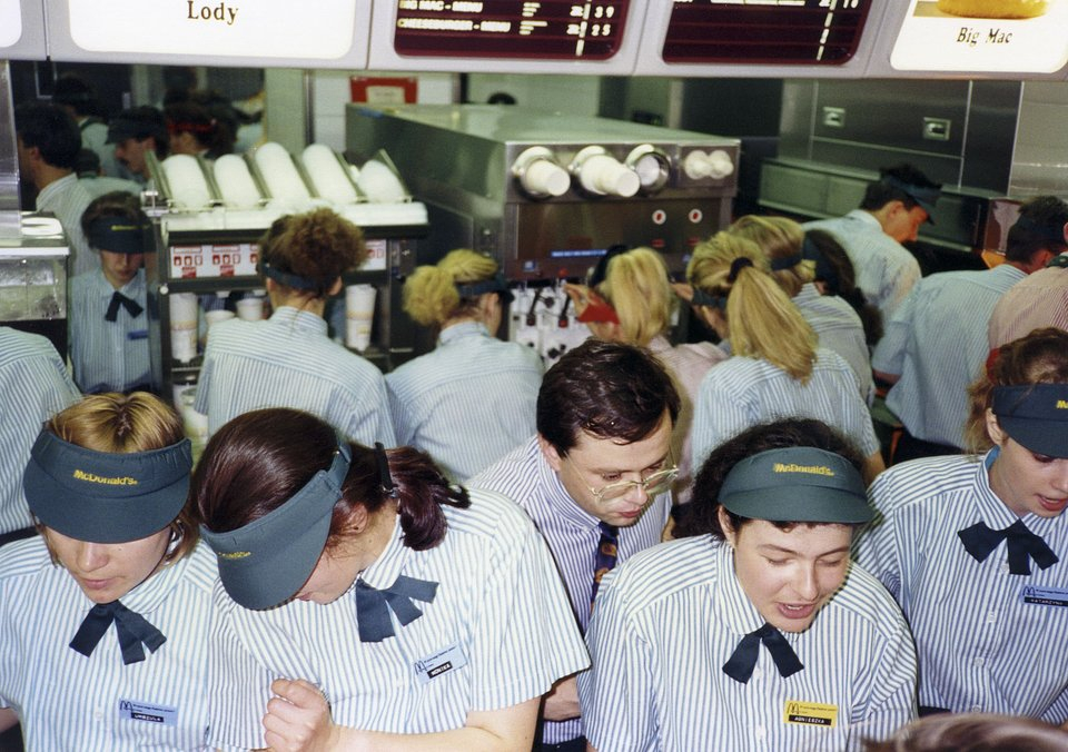 To była pierwsza restauracja McDonald's w Polsce. Na otwarciu były ogromne kolejki [FOTO]