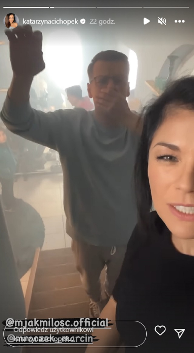 "M jak miłość". Katarzyna Cichopek w zadymionym pomieszczeniu. Tak zdradziła, co wydarzy się w serialu? 