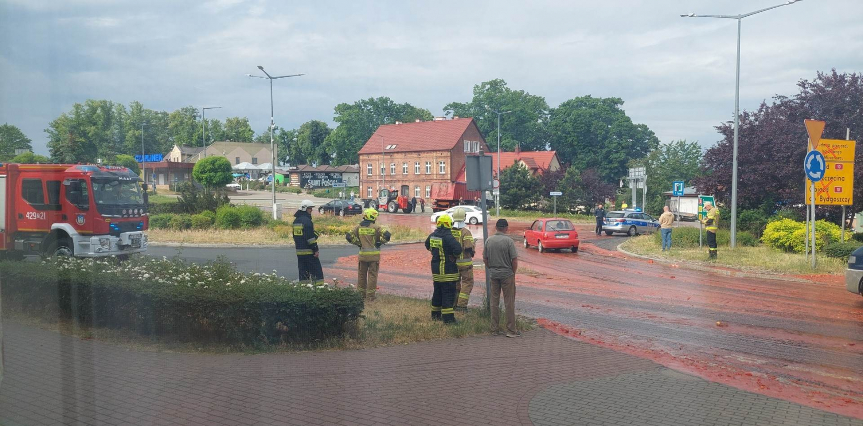 Na ulicę wylało się mnóstwo bioodpadów. Mieszkańcy: "Mamy rondo Bolognese" [FOTO]