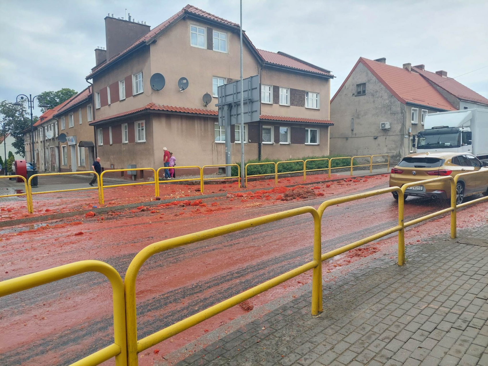 Na ulicę wylało się mnóstwo bioodpadów. Mieszkańcy: "Mamy rondo Bolognese" [FOTO]