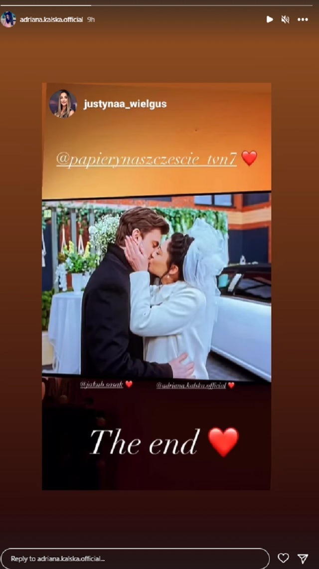 Adriana Kalska w białej sukni namiętnie całuje serialowego partnera. Pokazała wymowny kadr! 