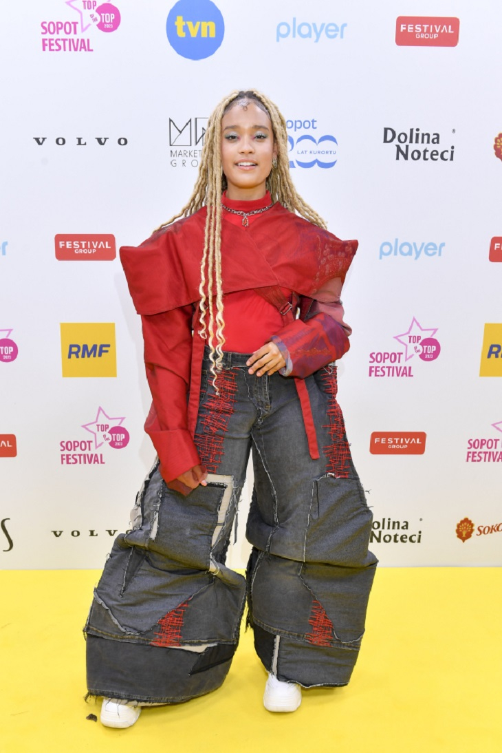 Kto zaskoczył stylizacją? Oto gwiazdy i prowadzące Top of the Top Sopot Festival 2023 [FOTO]