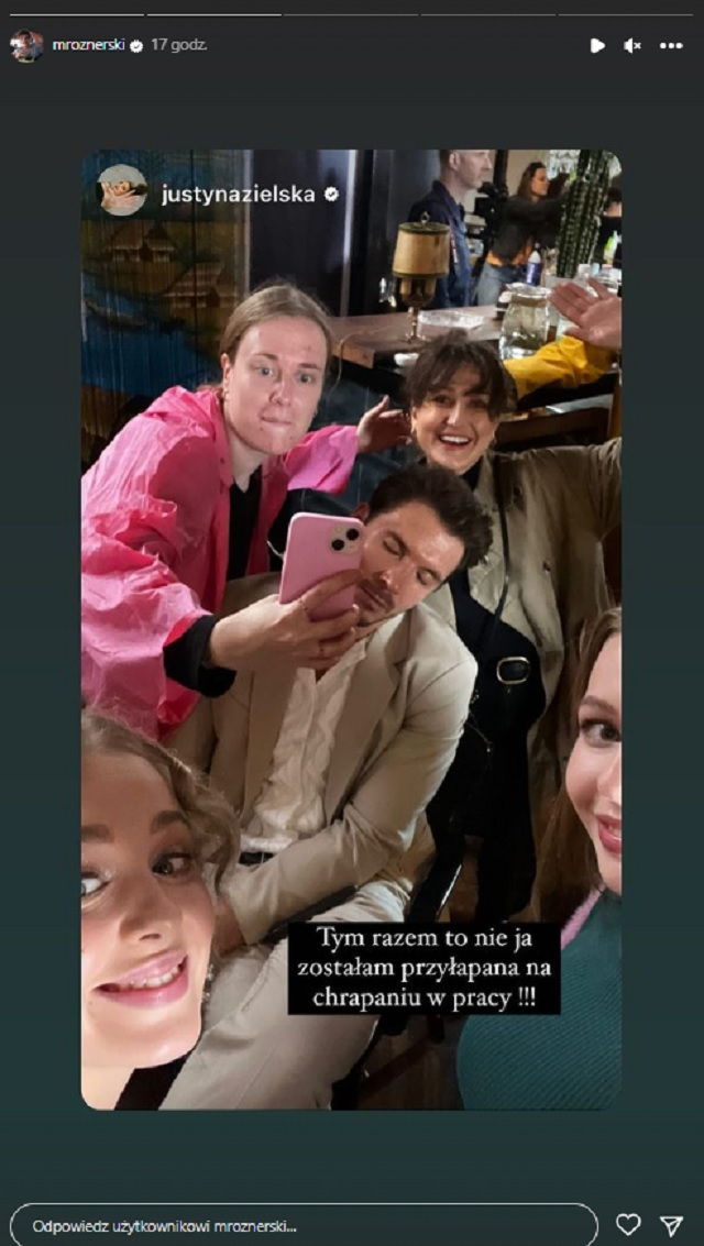 Mikołaj Roznerski bohaterem spontanicznej sesji zdjęciowej. Gwiazdor "M jak miłość" zasnął na planie!