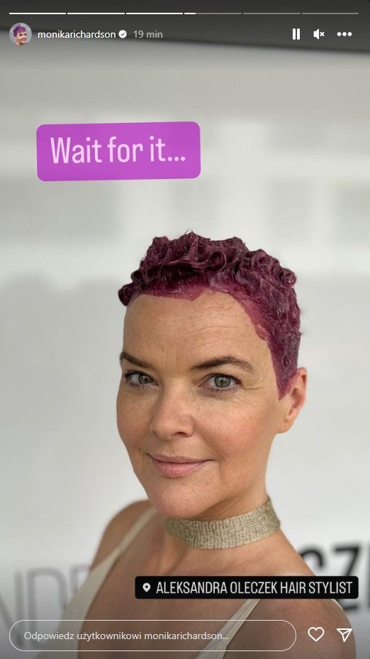 Krótkie, ostre cięcie i feeria barw na głowie Moniki Richardson. Fryzura odmieniła jej twarz  [FOTO]