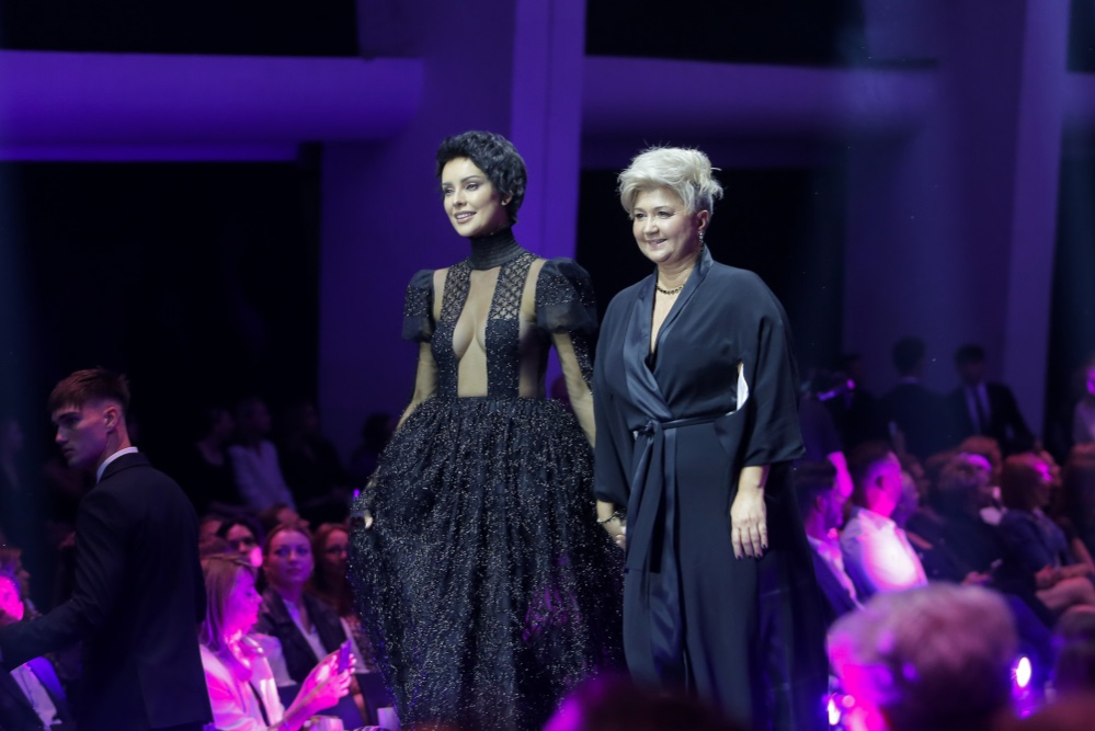 Dorota Gardias założyła sukienkę, która nie zakrywała piersi. Tak pojawiła się na pokazie mody [FOTO]