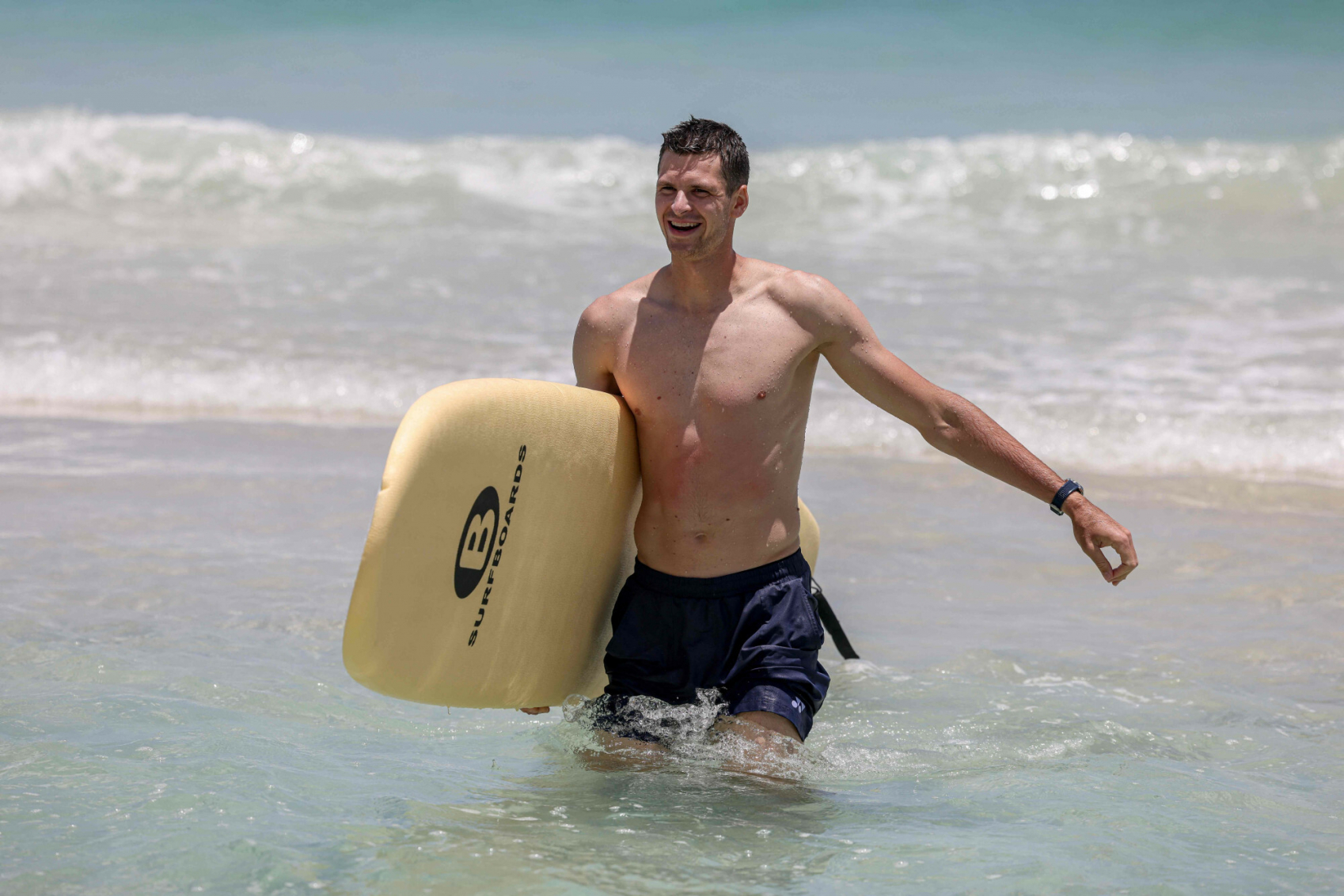 Świątek i Hurkacz surfują razem na plaży. Fotoreporterzy uwiecznili wspólny trening [ZDJĘCIA]