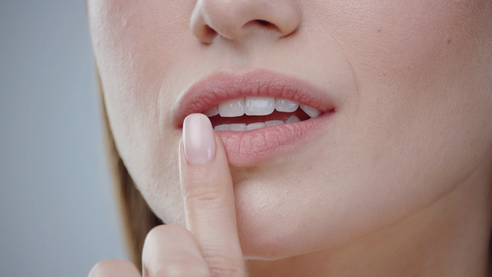 Popękane i suche usta w zimie. Jak zregenerować uszkodzone wargi?