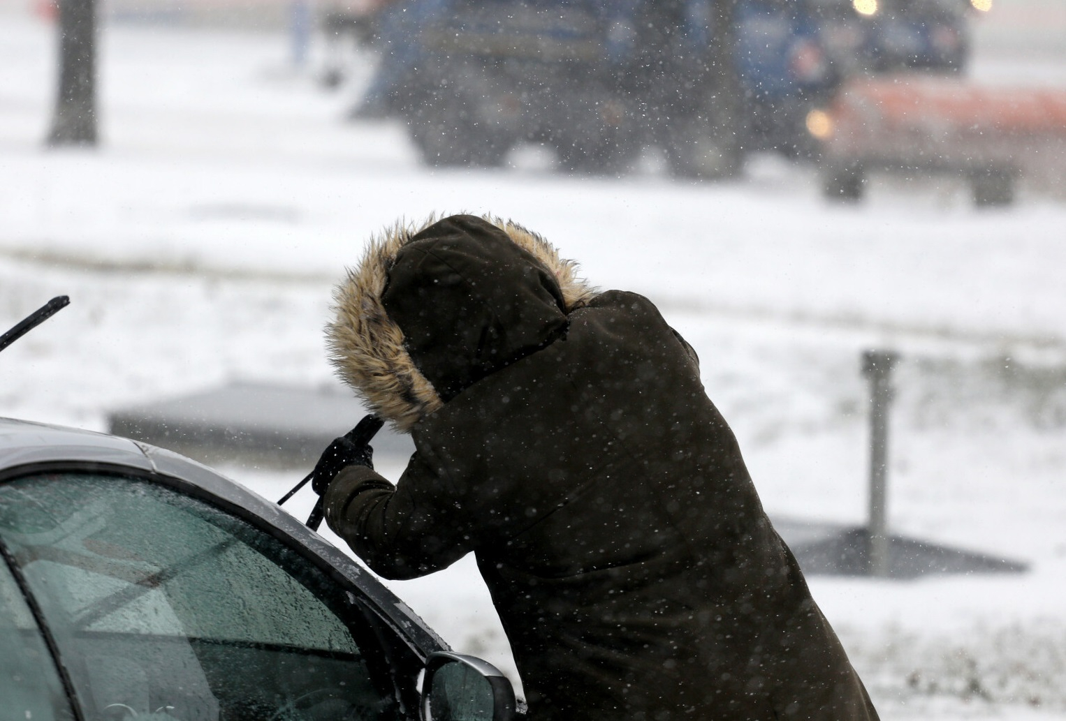 Szyba w samochodzie zamarzła od środka? Możesz łatwo temu zaradzić