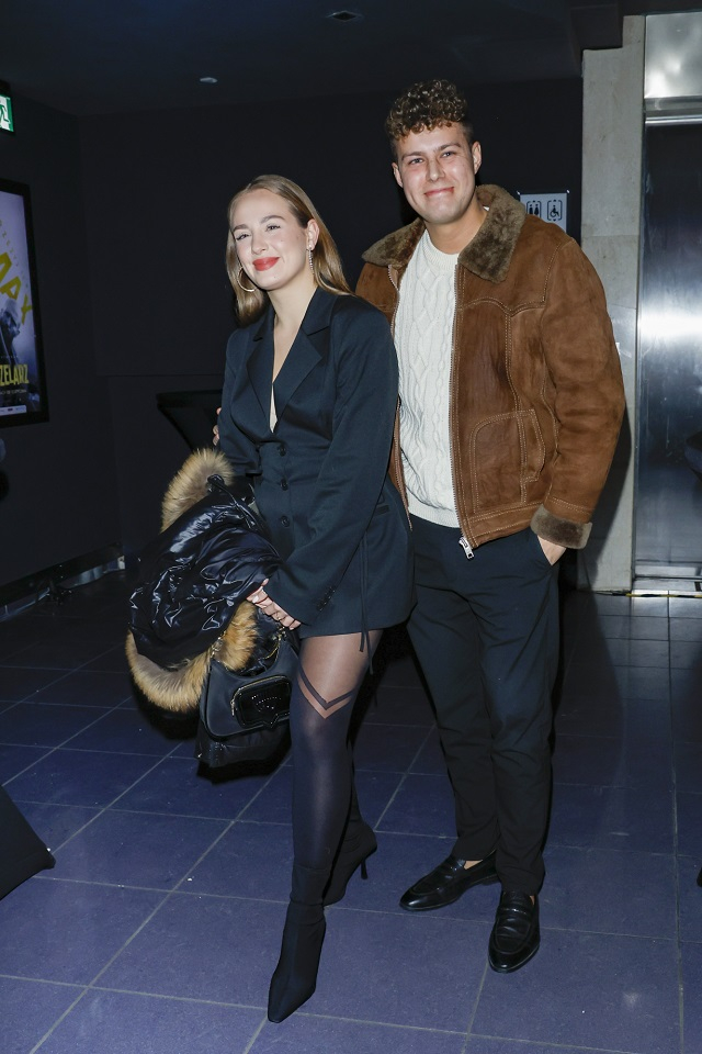 Wiktoria Gąsiewska pozowała do zdjęć z bratem.  U boku aktorki zabrakło Jaspera Sołtysiewicza 