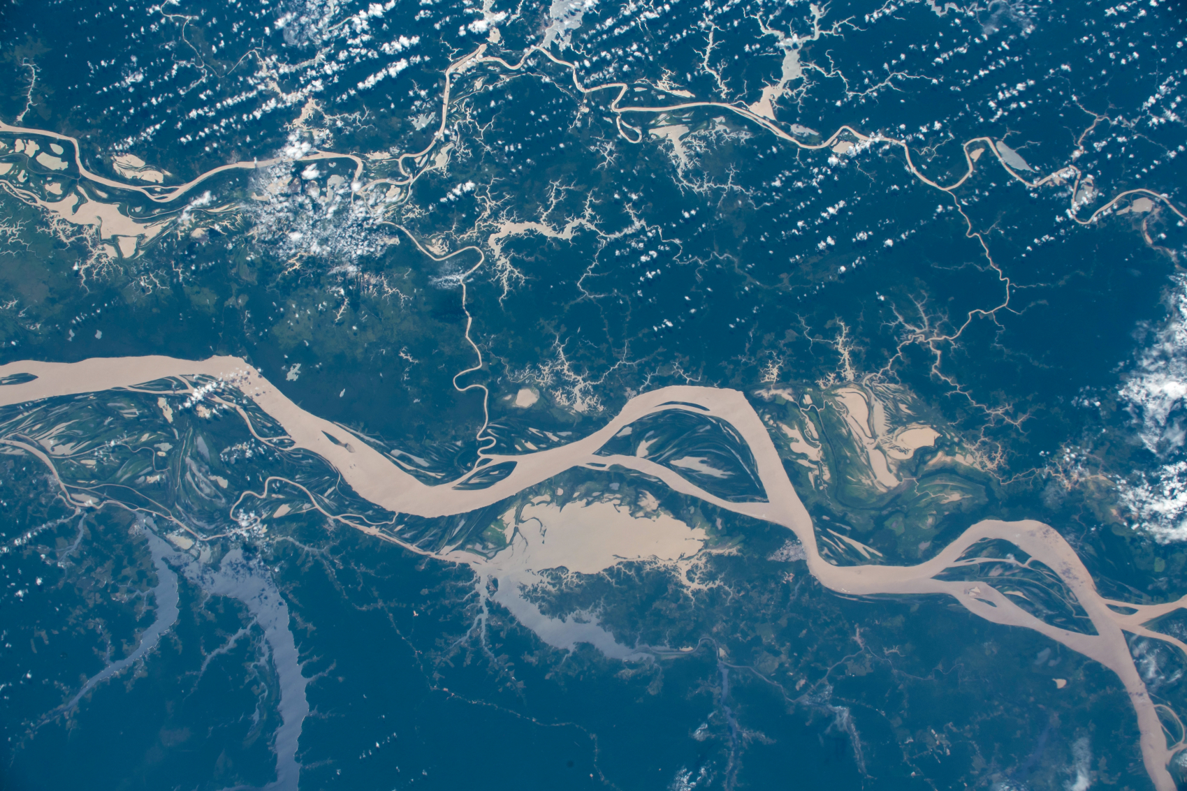 Czym spowodowany jest brak mostu na Amazonce. Powody mogą cię zaskoczyć