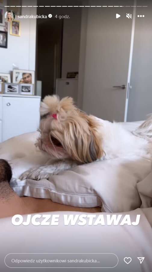 Baron śpi obok jasnowłosej piękności. Nie jest to Sandra Kubicka! 