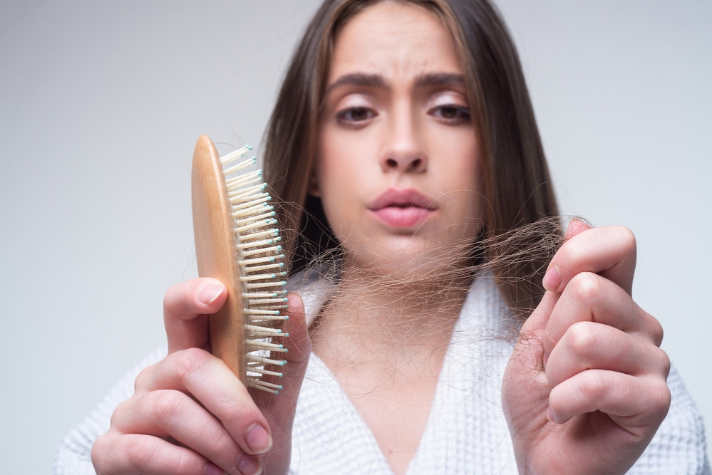 Wypadające włosy: kiedy zacząć się martwić i jak działać?