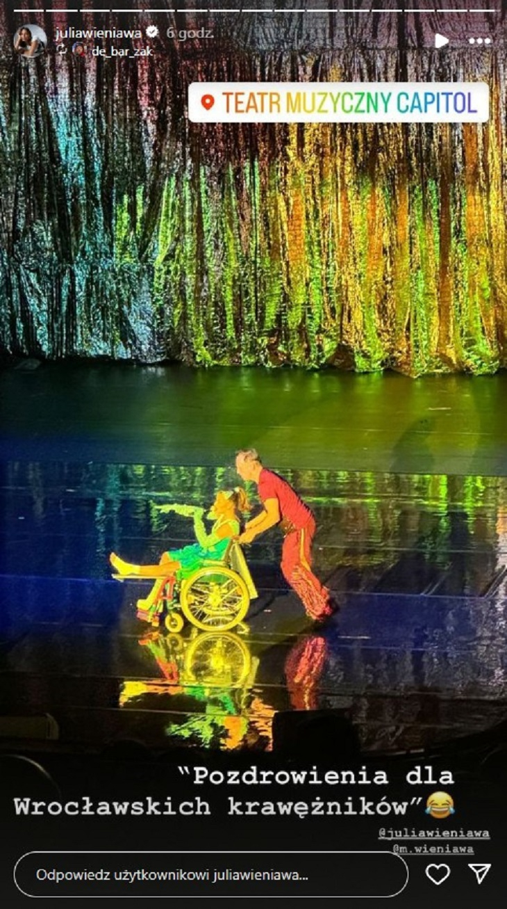 Julia Wieniawa wystąpiła na gali, poruszając się na wózku inwalidzkim. Aktorka doznała kontuzji