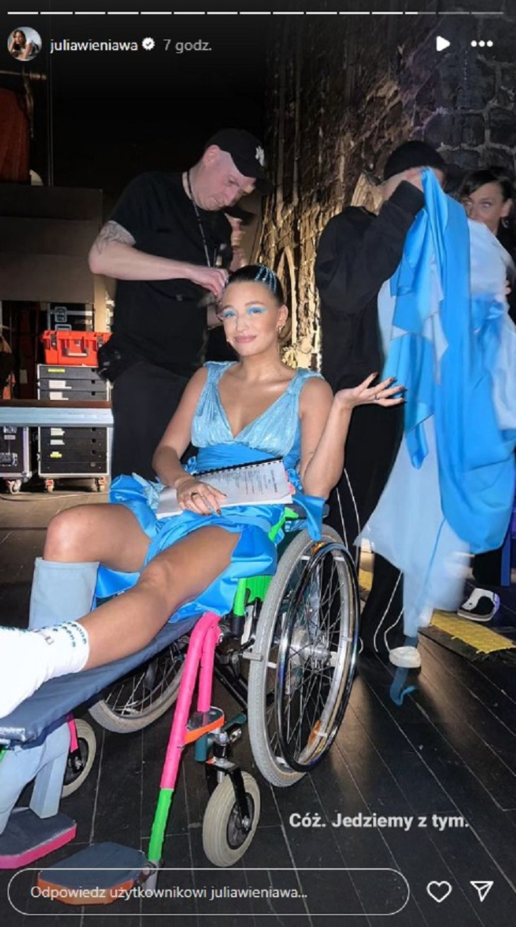 Julia Wieniawa wystąpiła na gali, poruszając się na wózku inwalidzkim. Aktorka doznała kontuzji