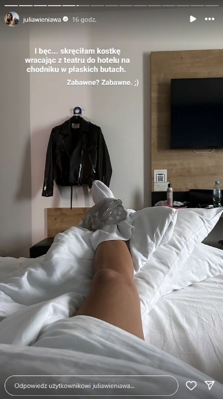 Julia Wieniawa wystąpiła na gali, poruszając się na wózku inwalidzkim. Aktorka doznała kontuzji