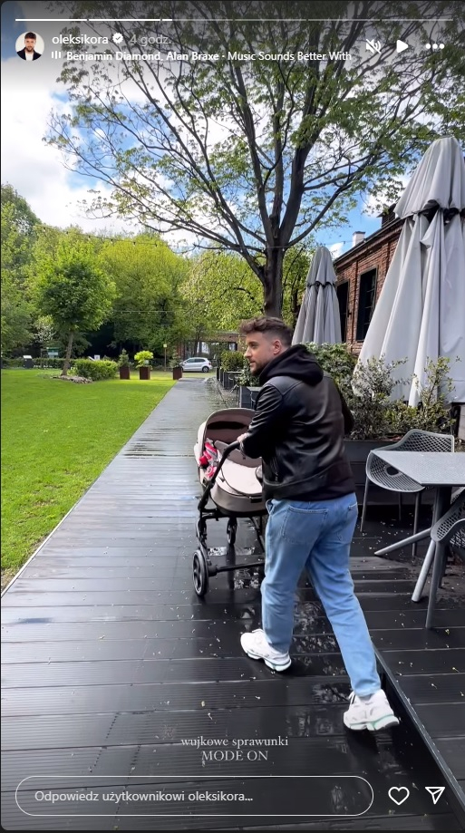 Aleksander Sikora opiekował się noworodkiem. Tak zajmował się córeczką Małgosi Tomaszewskiej! [FOTO]